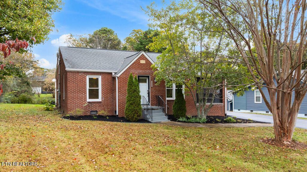 Photo of 2327 Woodrow Drive, Knoxville, TN 37918 (MLS # 1322432)