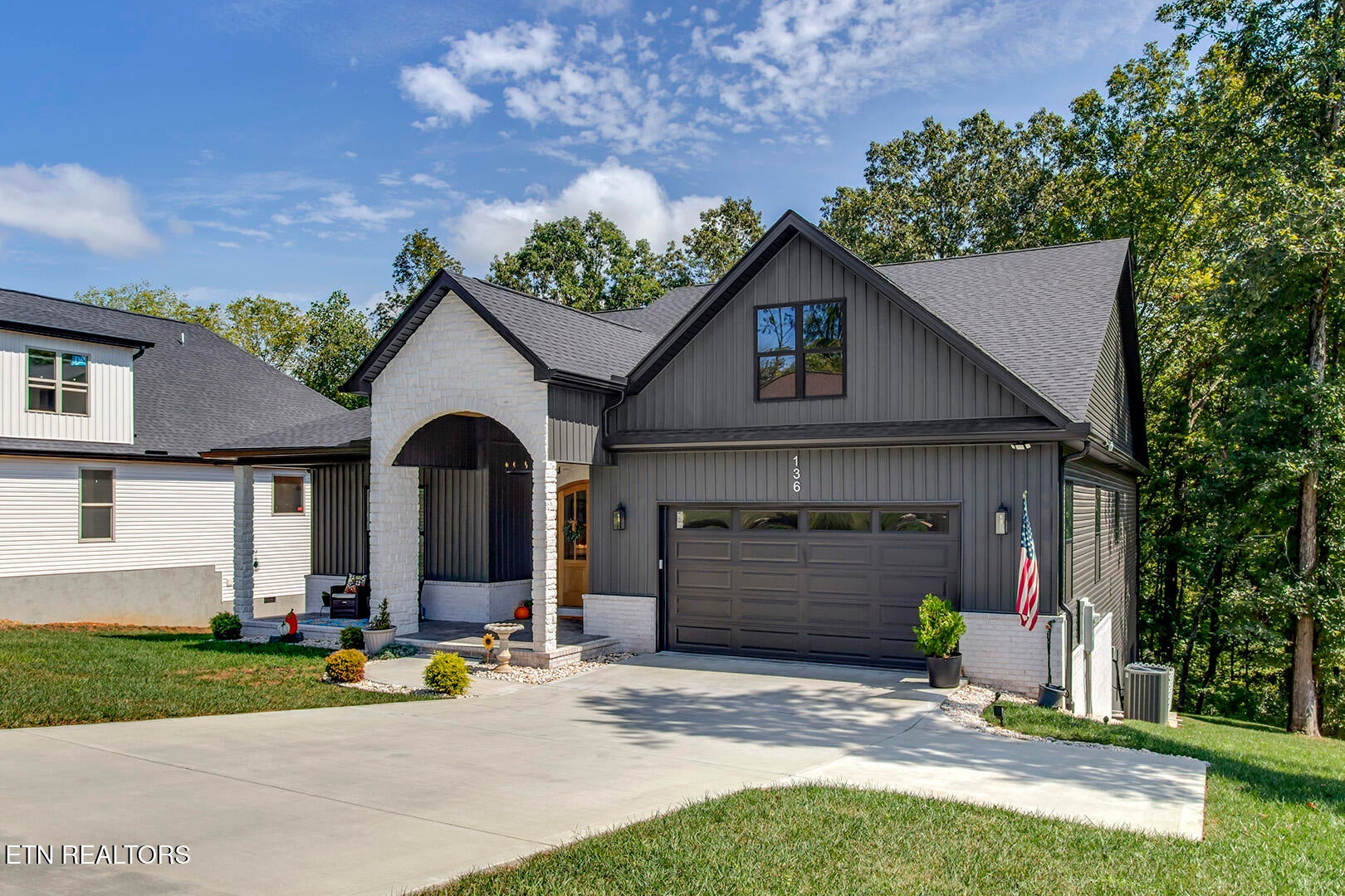 136 Amohi Way