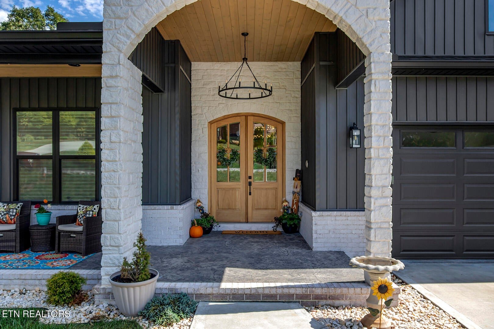 136 Amohi Way