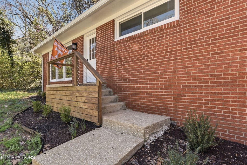 Photo of 1417 SW Audena Lane, Knoxville, TN 37919 (MLS # 1332557)