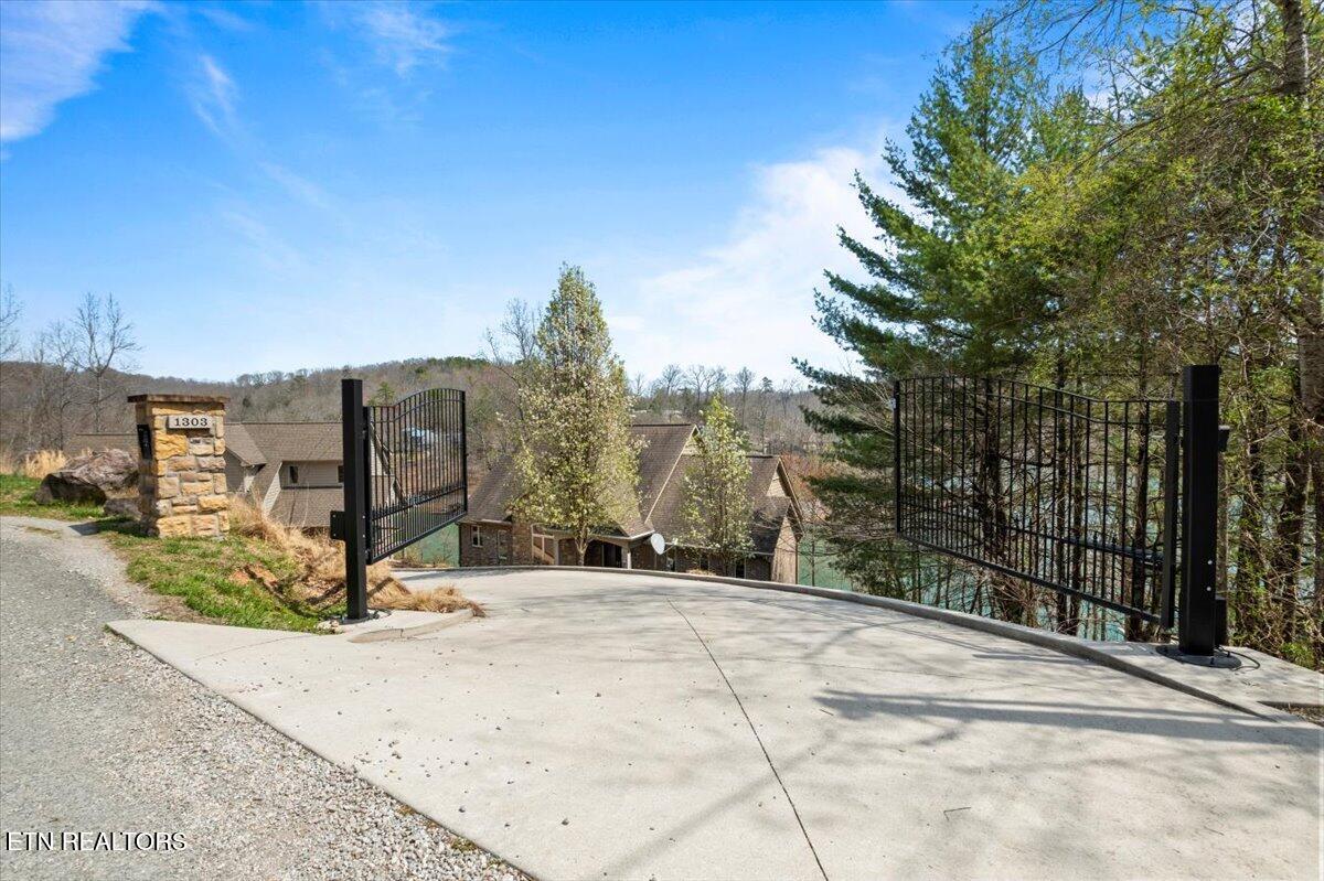 1303 Big Creek Rd