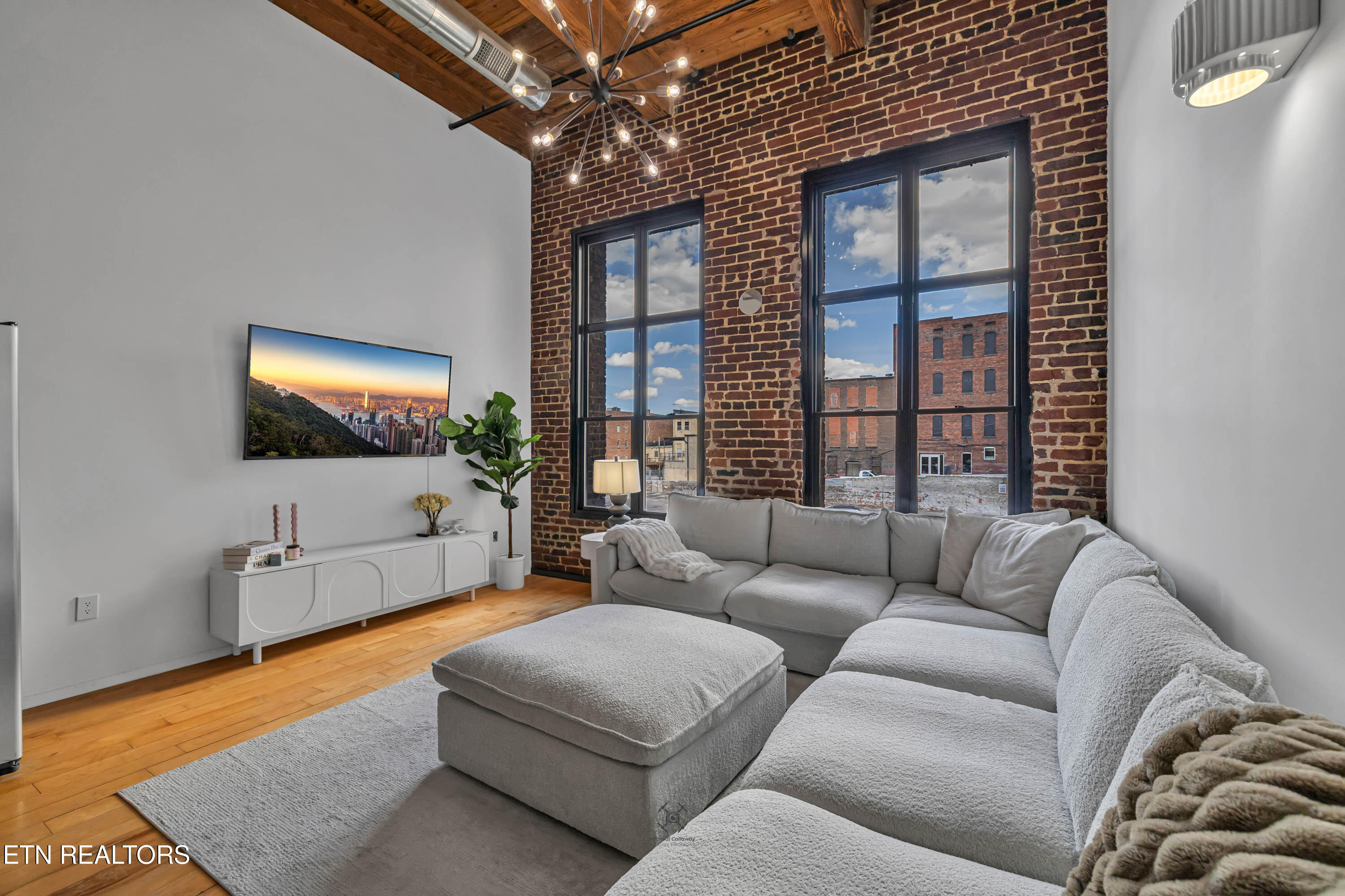 220 W Jackson Ave 102