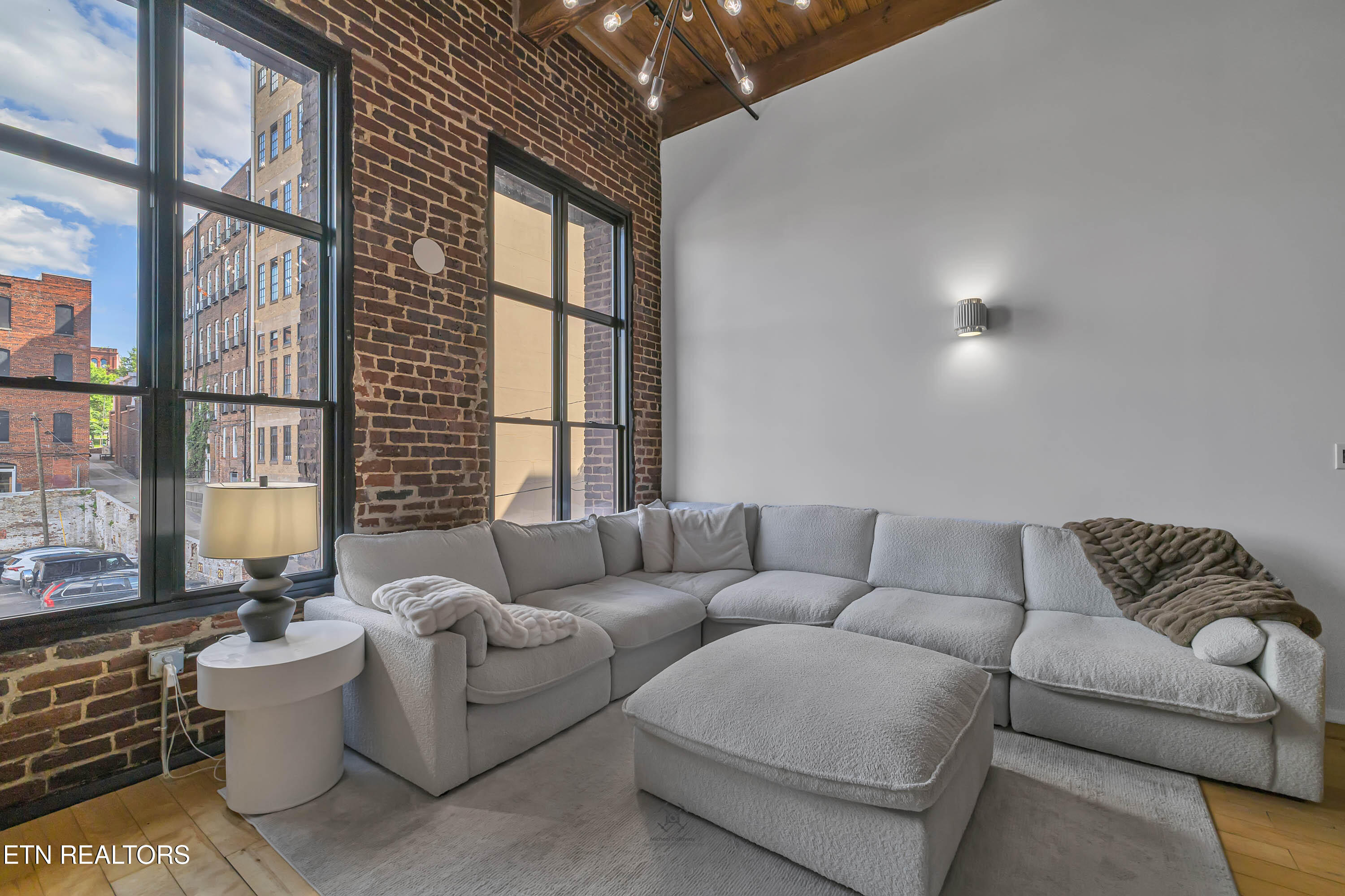 220 W Jackson Ave 102