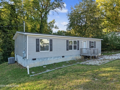 Photo of 438 Jarnigan St, Clinton, TN 37716 (MLS # 1360035)