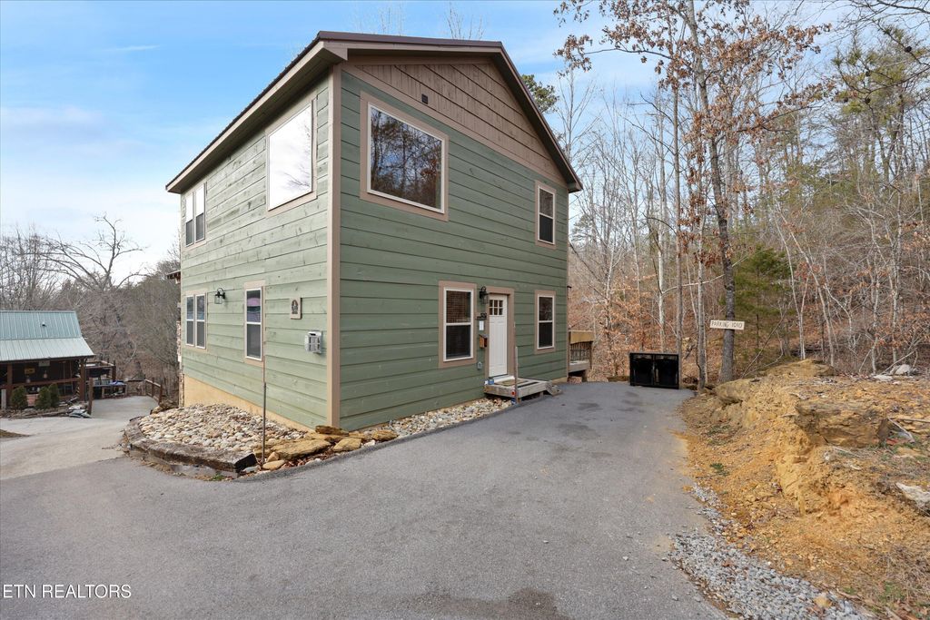 Photo of 1010 Ravens Ford Way, Sevierville, TN 37876 (MLS # 1327359)