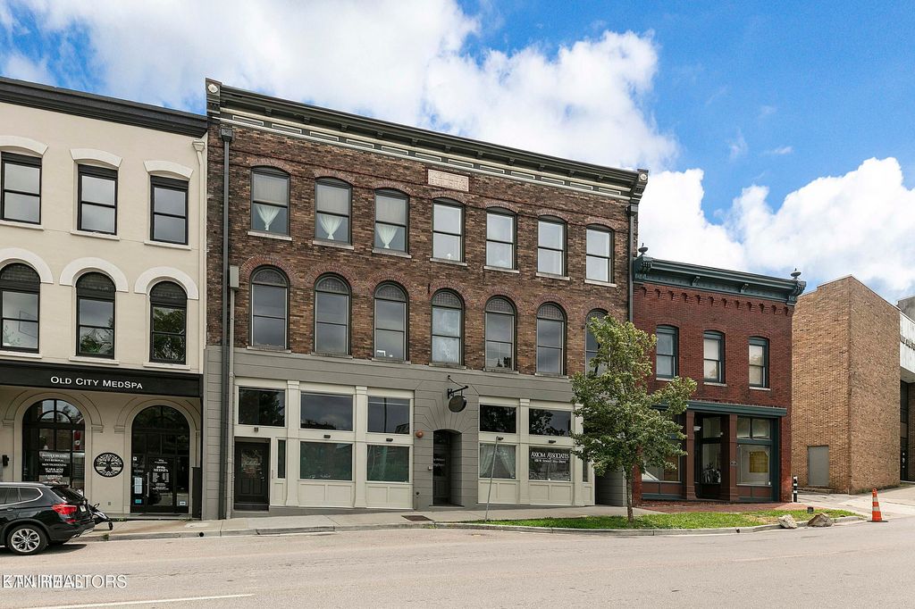 Photo of 106 SW Summit Hill Drive #302, Knoxville, TN 37902 (MLS # 1323145)