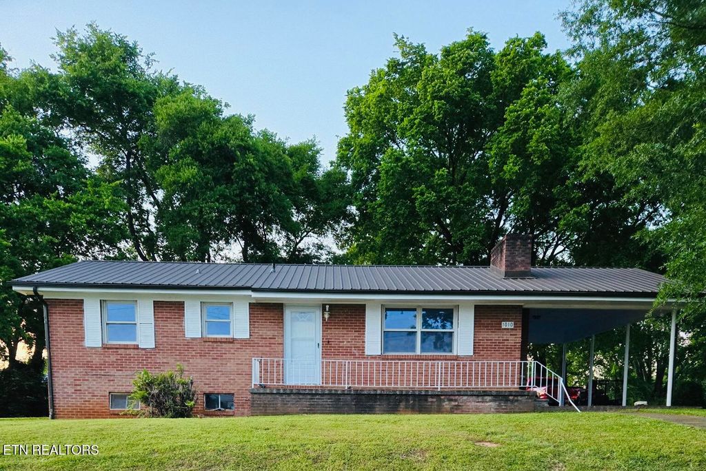 Photo of 1010 W Morris St, Sweetwater, TN 37874 (MLS # 1339173)