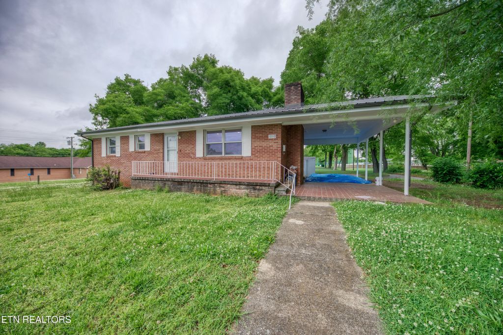Photo of 1010 W Morris St, Sweetwater, TN 37874 (MLS # 1339173)