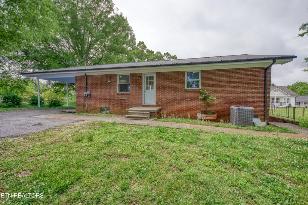 Photo of 1010 W Morris St, Sweetwater, TN 37874 (MLS # 1339173)
