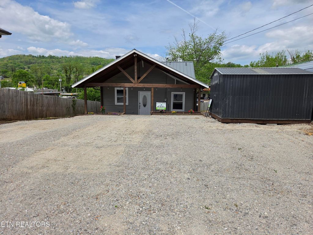 Photo of 1046 N Roane St, Harriman, TN 37748 (MLS # 1336744)