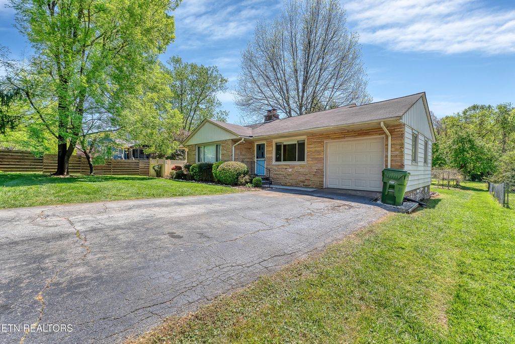 Photo of 421 Santeetlah St, Maryville, TN 37801 (MLS # 1336317)