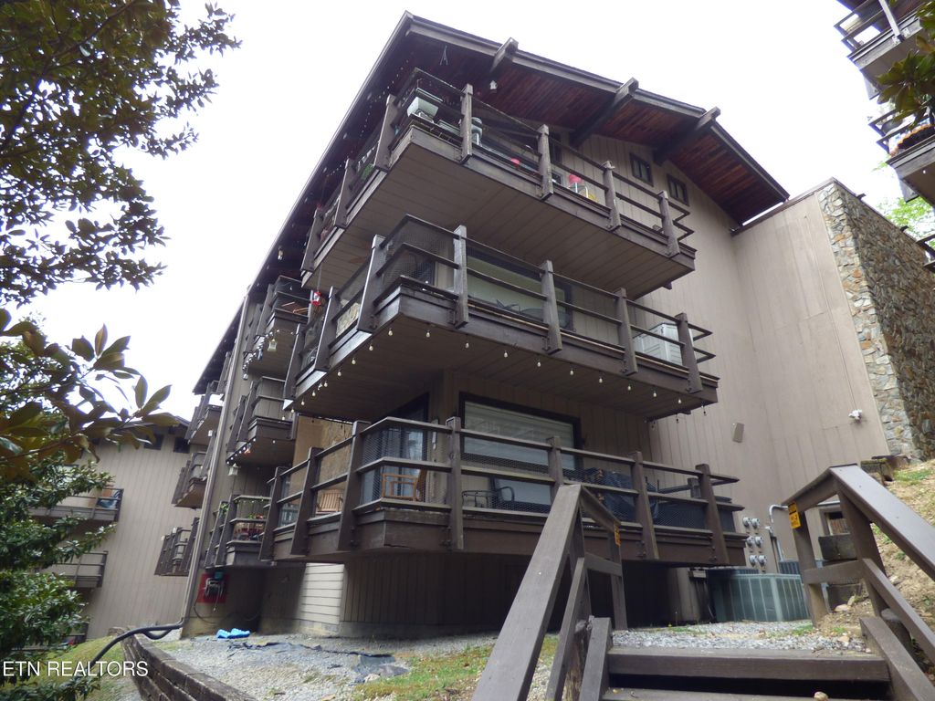 Photo of 1081 Cove Rd #APT 821, Sevierville, TN 37876 (MLS # 1337080)