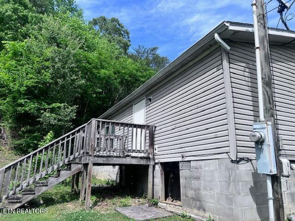 Photo of 445 W Broad St, Clinton, TN 37716 (MLS # 1338951)
