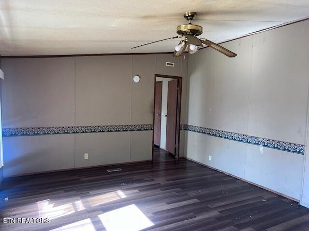 Photo of 445 W Broad St, Clinton, TN 37716 (MLS # 1338951)