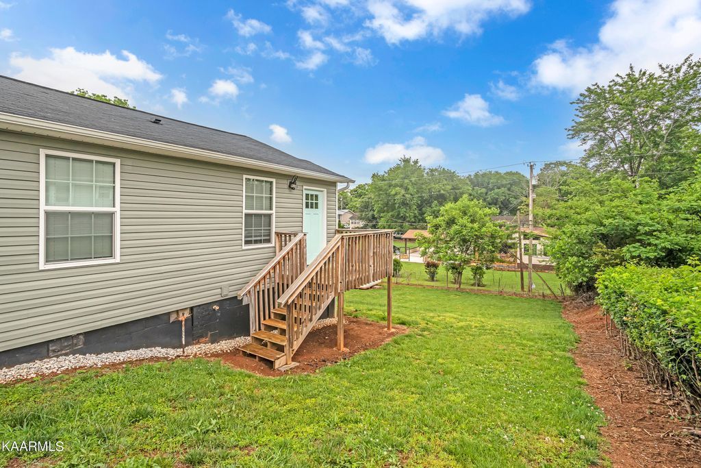 Photo of 225 W Watt St, Alcoa, TN 37701 (MLS # 1227483)