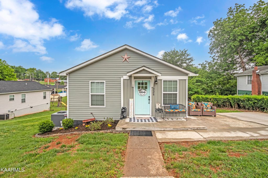 Photo of 225 W Watt St, Alcoa, TN 37701 (MLS # 1227483)