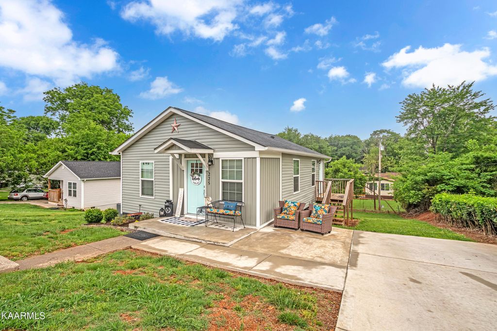 Photo of 225 W Watt St, Alcoa, TN 37701 (MLS # 1227483)