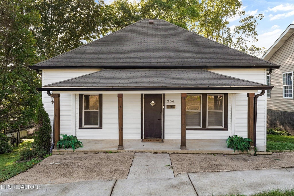 Photo of 204 E 1st Ave, Lenoir City, TN 37771 (MLS # 1358997)