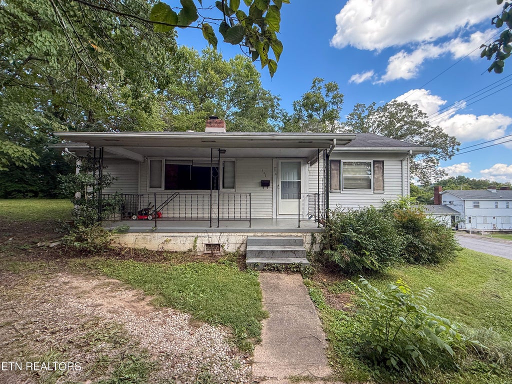 Photo of 102 W Farragut Rd, Oak Ridge, TN 37830 (MLS # 1352995)