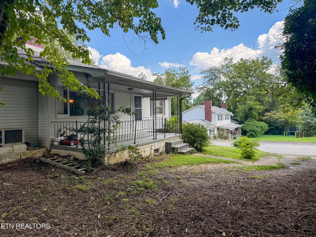Photo of 102 W Farragut Rd, Oak Ridge, TN 37830 (MLS # 1352995)