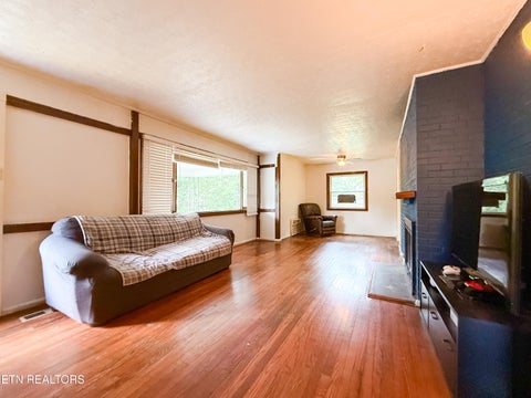 Tiny photo for 102 W Farragut Rd, Oak Ridge, TN 37830 (MLS # 1352995)