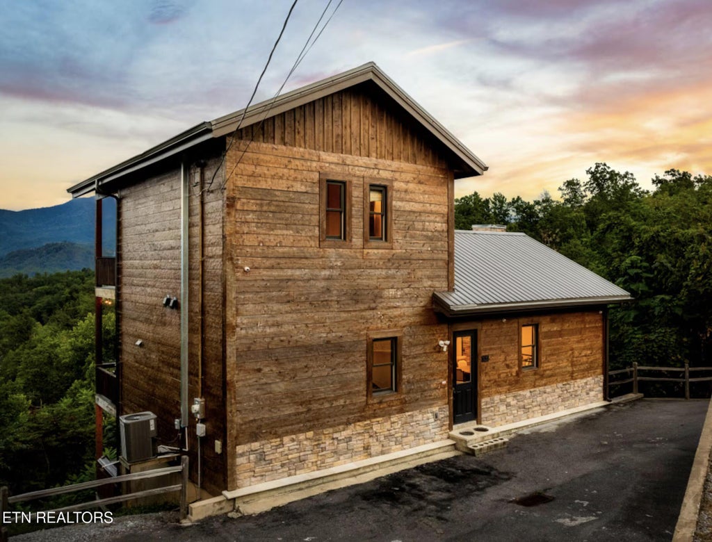 Photo of 1015 Twin Oaks Rd, Gatlinburg, TN 37738 (MLS # 1355001)