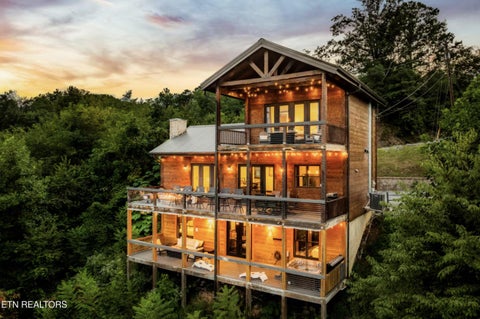 Photo of 1015 Twin Oaks Rd, Gatlinburg, TN 37738 (MLS # 1355001)