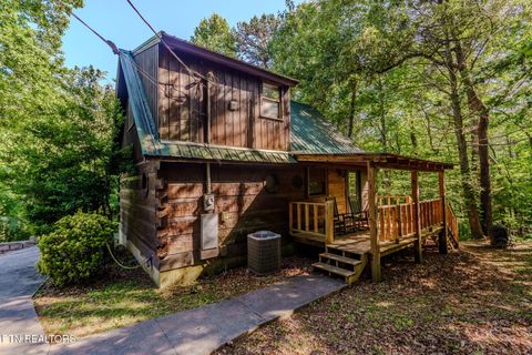 Photo of 2323 Summer Lane, Sevierville, TN 37876 (MLS # 1346107)