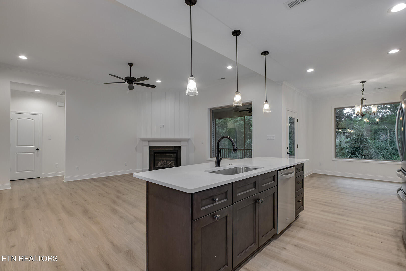 Loudon, Tennessee 37774, United States, 3 Bedrooms Bedrooms, ,3 BathroomsBathrooms,Residential,Pending,212460