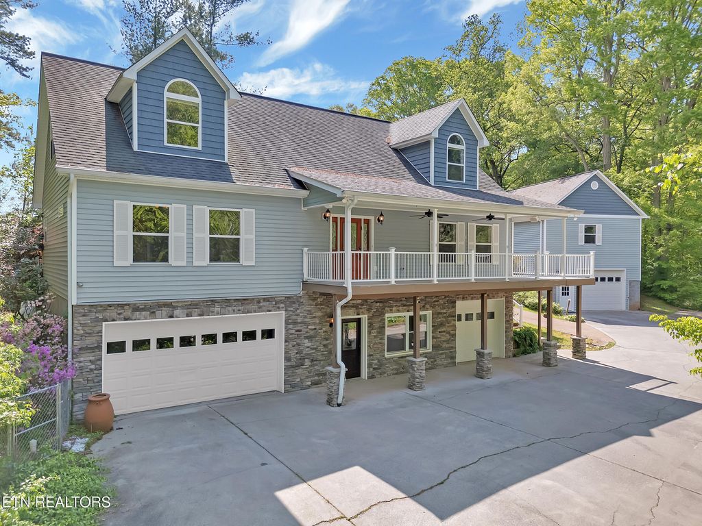 Photo of 621 W Millers Cove Rd, Walland, TN 37886 (MLS # 1299736)