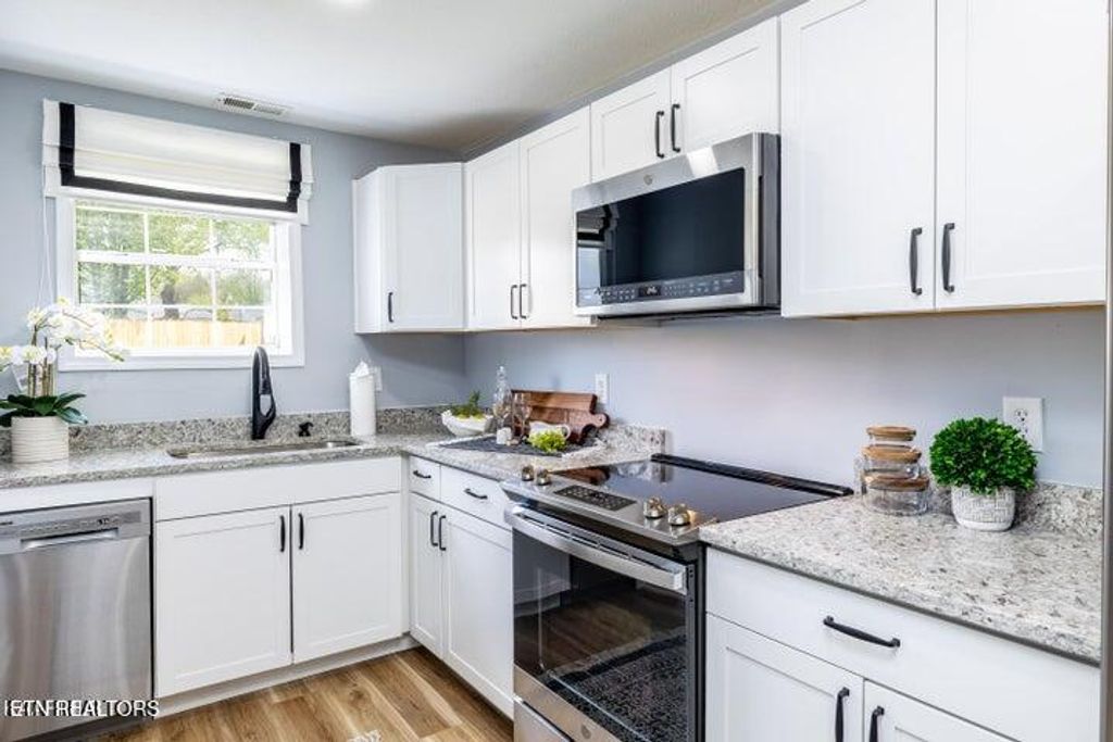 Photo of 1310 Madison Ave, Maryville, TN 37804 (MLS # 1329988)