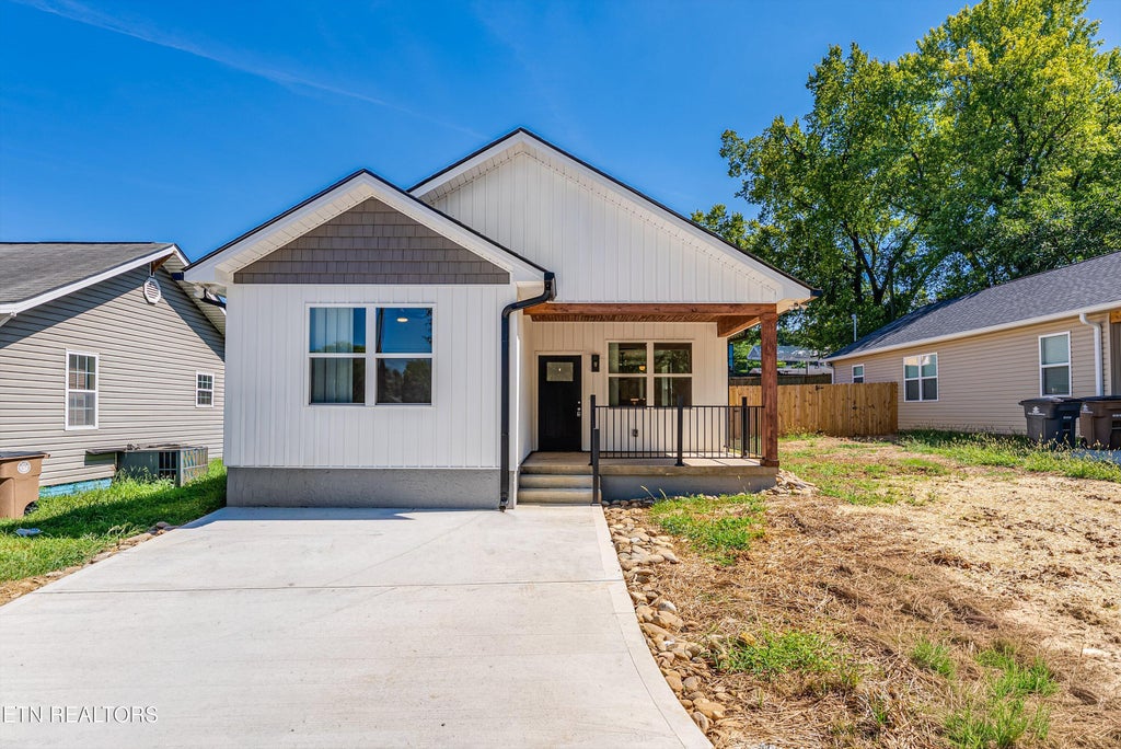 Photo of 818 W Anderson Ave, Knoxville, TN 37921 (MLS # 1352289)