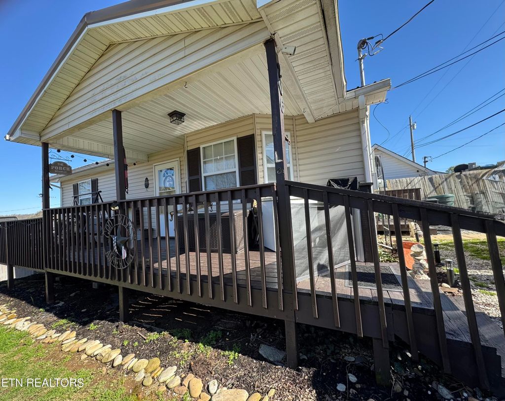 Photo of 206 E Maple St, Caryville, TN 37714 (MLS # 1332567)