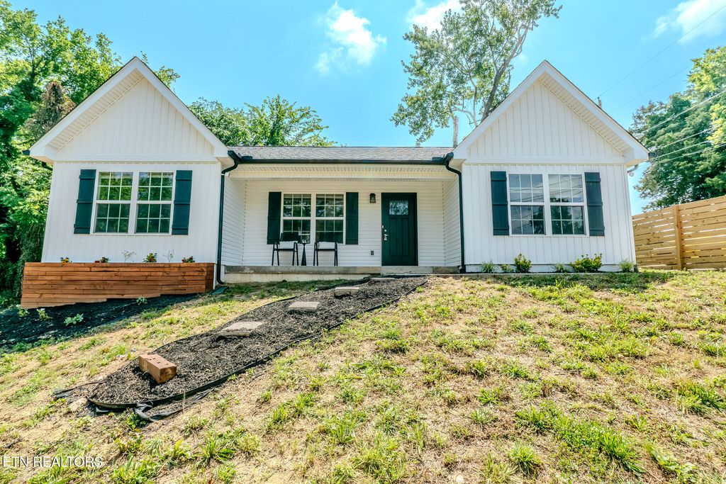 Photo of 229 Edgewood Ave, Clinton, TN 37716 (MLS # 1306587)