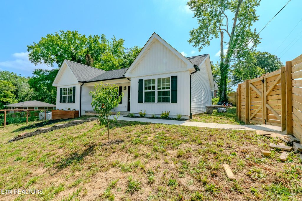 Photo of 229 Edgewood Ave, Clinton, TN 37716 (MLS # 1306587)
