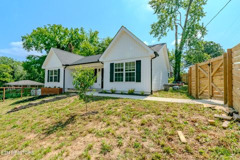 Photo of 229 Edgewood Ave, Clinton, TN 37716 (MLS # 1306587)