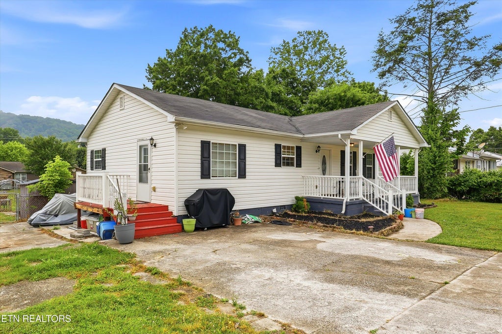 Photo of 1001 Vivian Ave, Rocky Top, TN 37769 (MLS # 1342242)