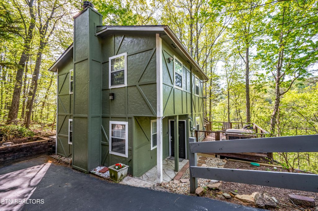 Photo of 3133 Hatcher Top Rd, Sevierville, TN 37862 (MLS # 1315820)