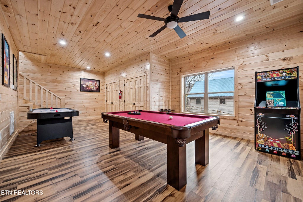 Photo of 2184 Beach Front Drive, Sevierville, TN 37876 (MLS # 1358243)