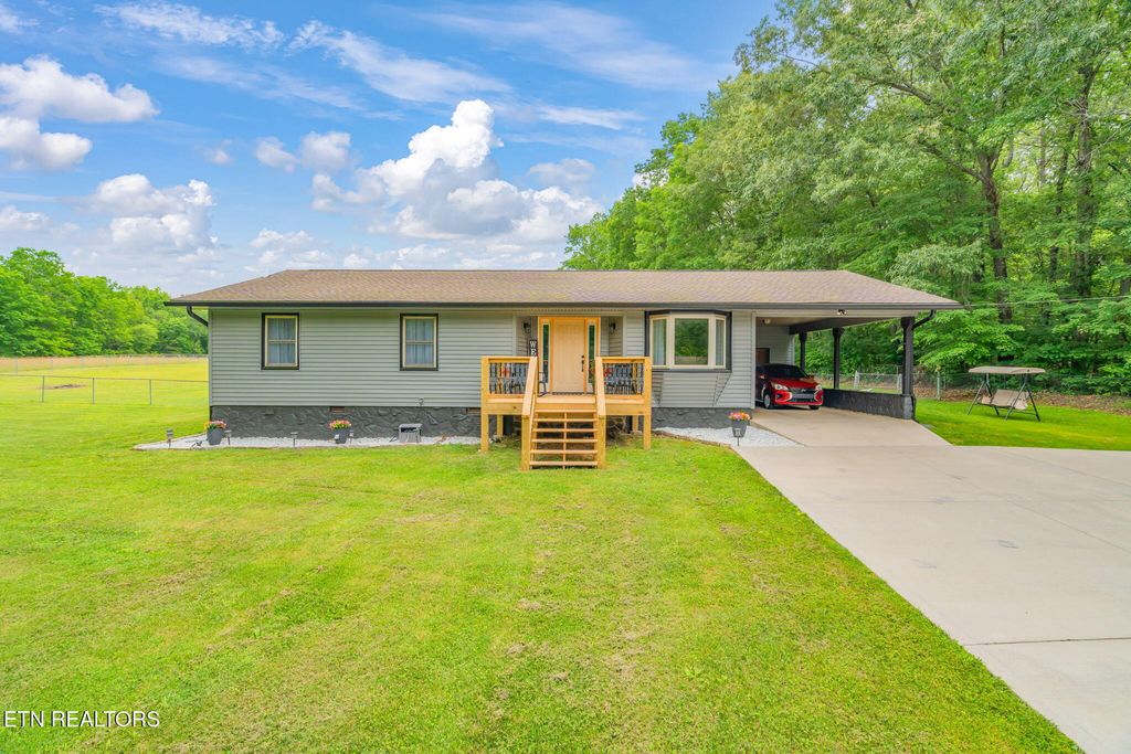 Photo of 874 W End Rd, Rockwood, TN 37854 (MLS # 1304532)