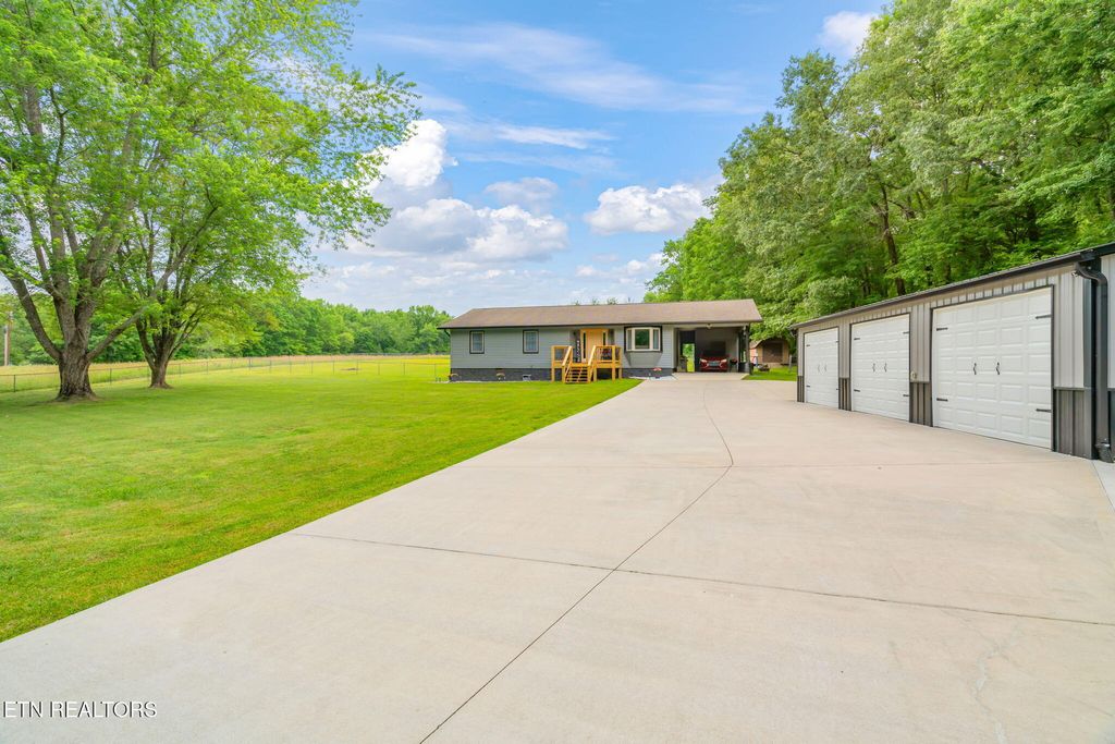 Photo of 874 W End Rd, Rockwood, TN 37854 (MLS # 1304532)