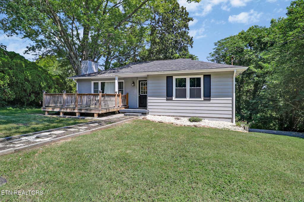 Photo of 618 E Ridgecrest Drive, Kingston, TN 37763 (MLS # 1351110)