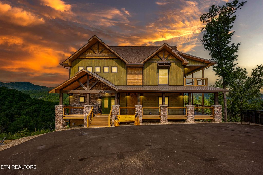 Photo of 2534 Mountain Holly Way, Sevierville, TN 37862 (MLS # 1319844)