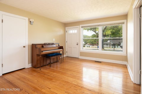 Tiny photo for 202 Birch St, Harriman, TN 37748 (MLS # 1350079)