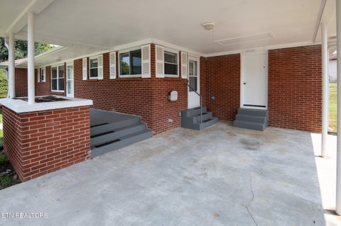 Tiny photo for 202 Birch St, Harriman, TN 37748 (MLS # 1350079)