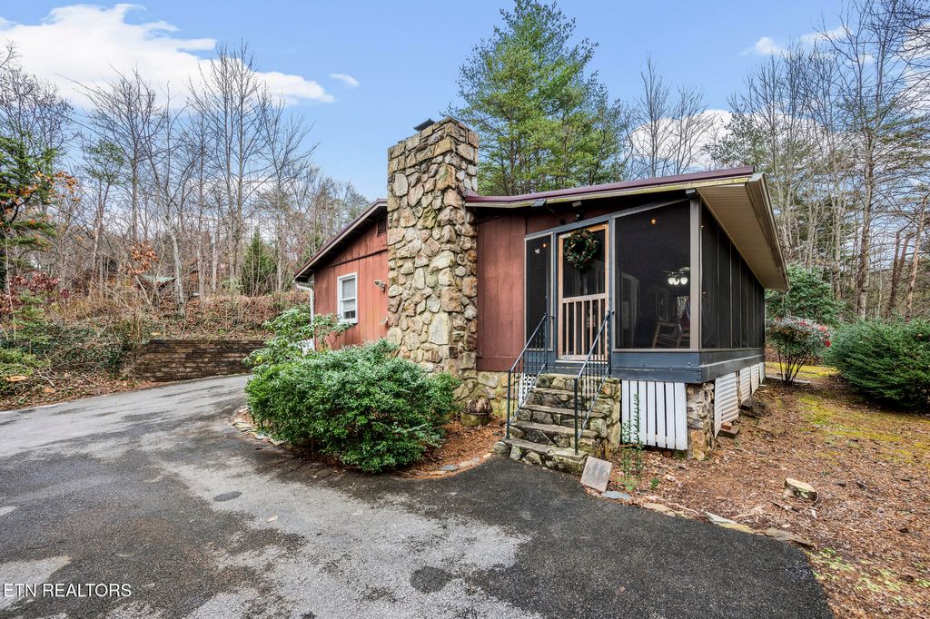 Photo of 1303 Ski View Ln, Sevierville, TN 37876 (MLS # 1316821)