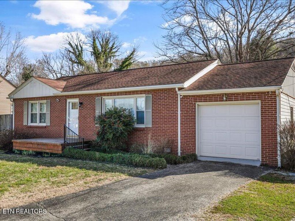 Photo of 818 Rosedale Ave, Kingston, TN 37763 (MLS # 1325782)