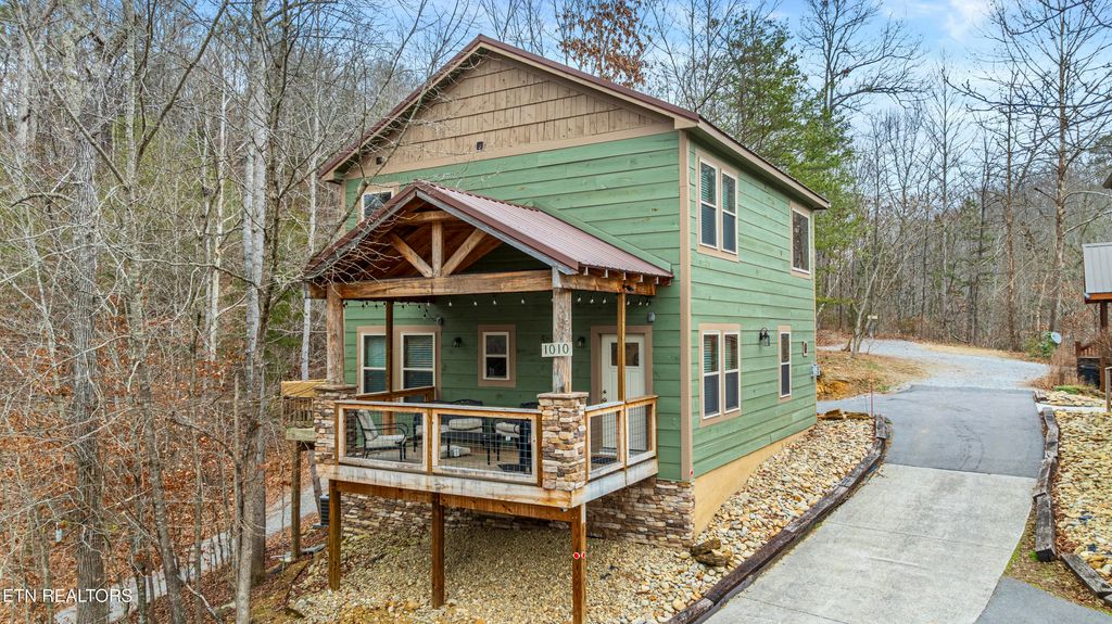 Photo of 1012 Ravens Ford Way, Sevierville, TN 37876 (MLS # 1338369)