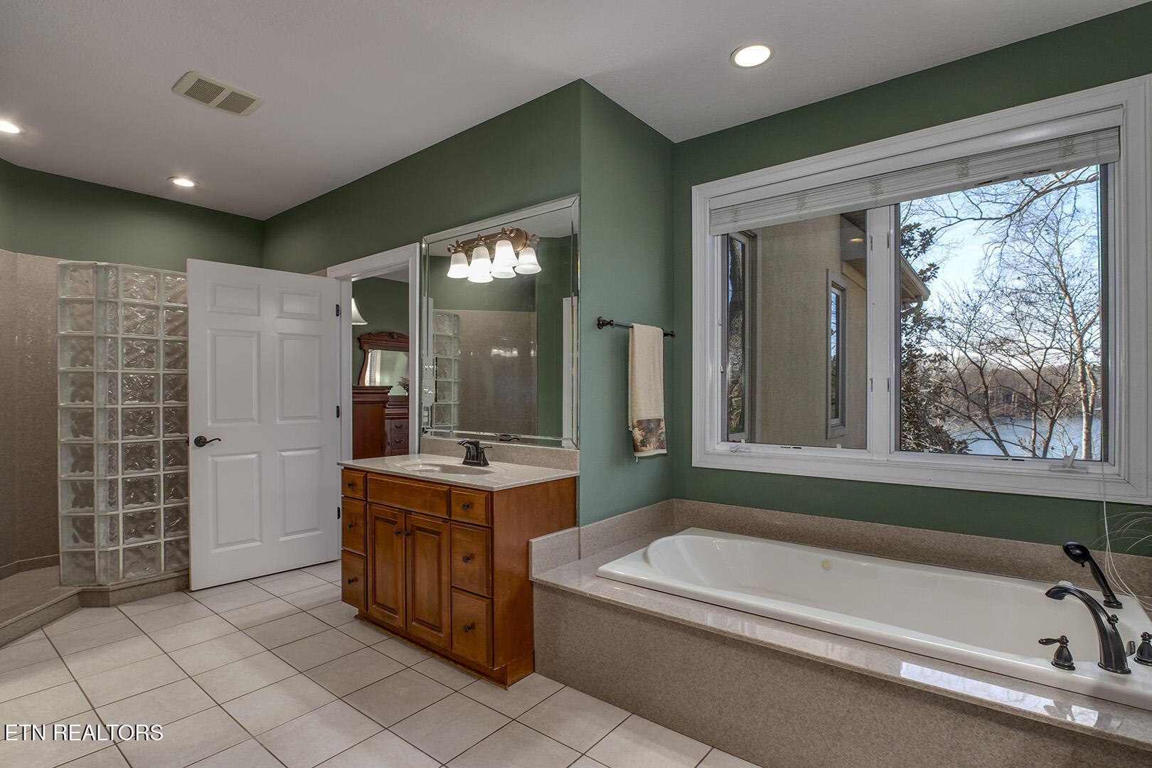 Loudon, Tennessee, 37774, United States, 4 Bedrooms Bedrooms, ,5 BathroomsBathrooms,Residential,Active,2015473