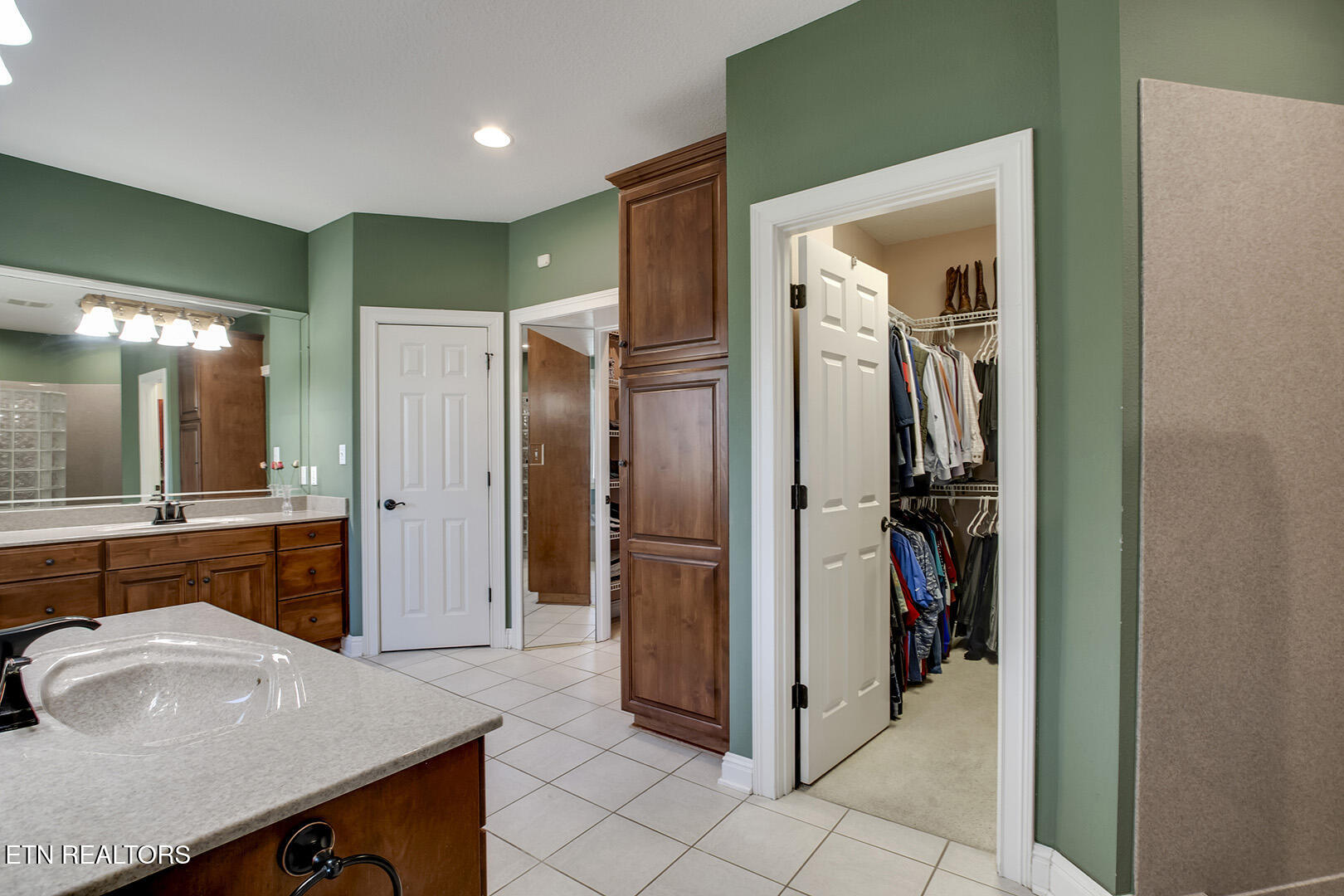 Loudon, Tennessee, 37774, United States, 4 Bedrooms Bedrooms, ,5 BathroomsBathrooms,Residential,Active,2015473